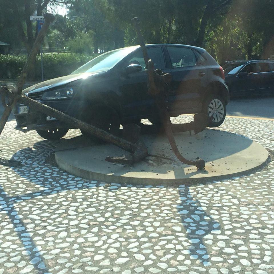 L'auto finita sulla rotatoria di via Ugo Bassi