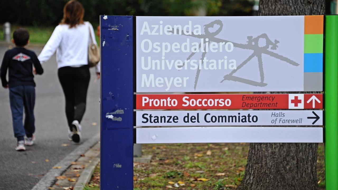 Uno degli ingressi dell'ospedale pediatrico Meyer di Firenze dov'è stato ricoverato il bambino