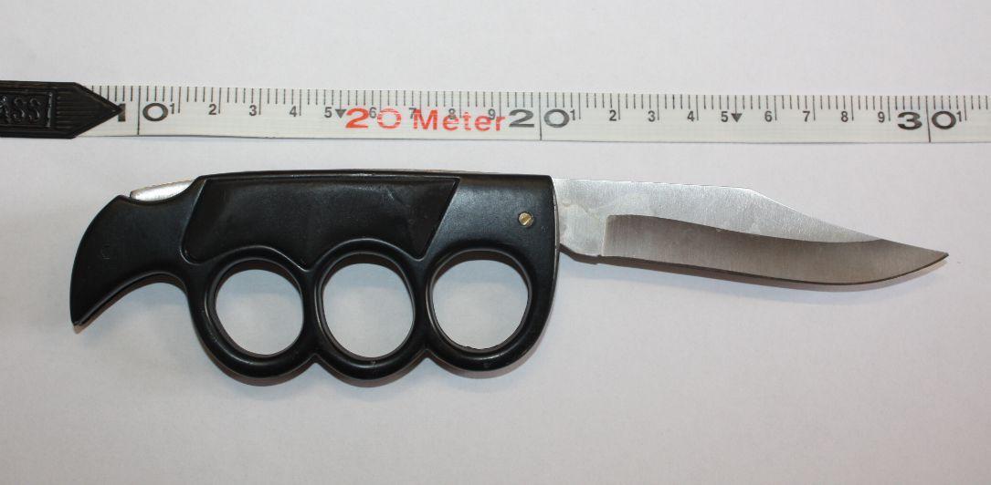 Il coltello usato per minacciare le guardiie di Zara