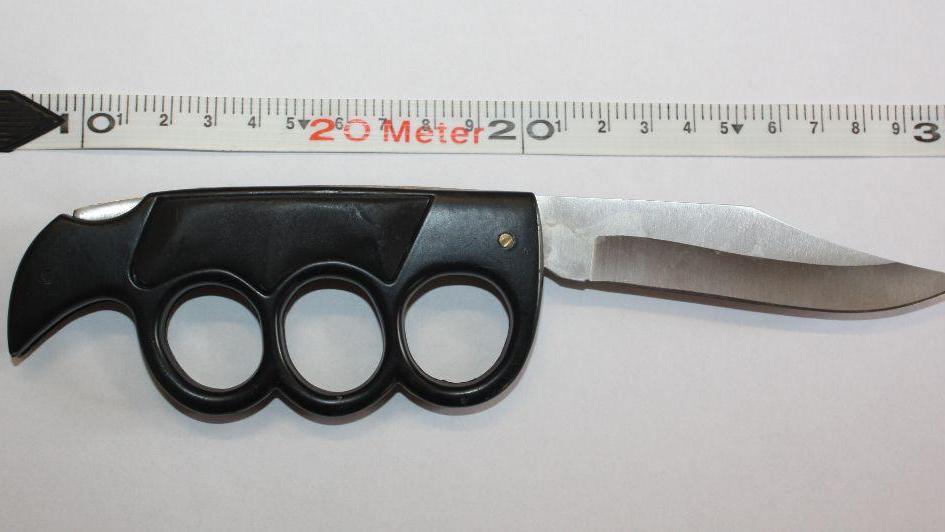 Il coltello usato per minacciare le guardiie di Zara