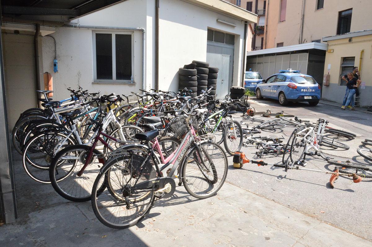 Blitz della polizia al campo rom, trovate 25 biciclette rubate