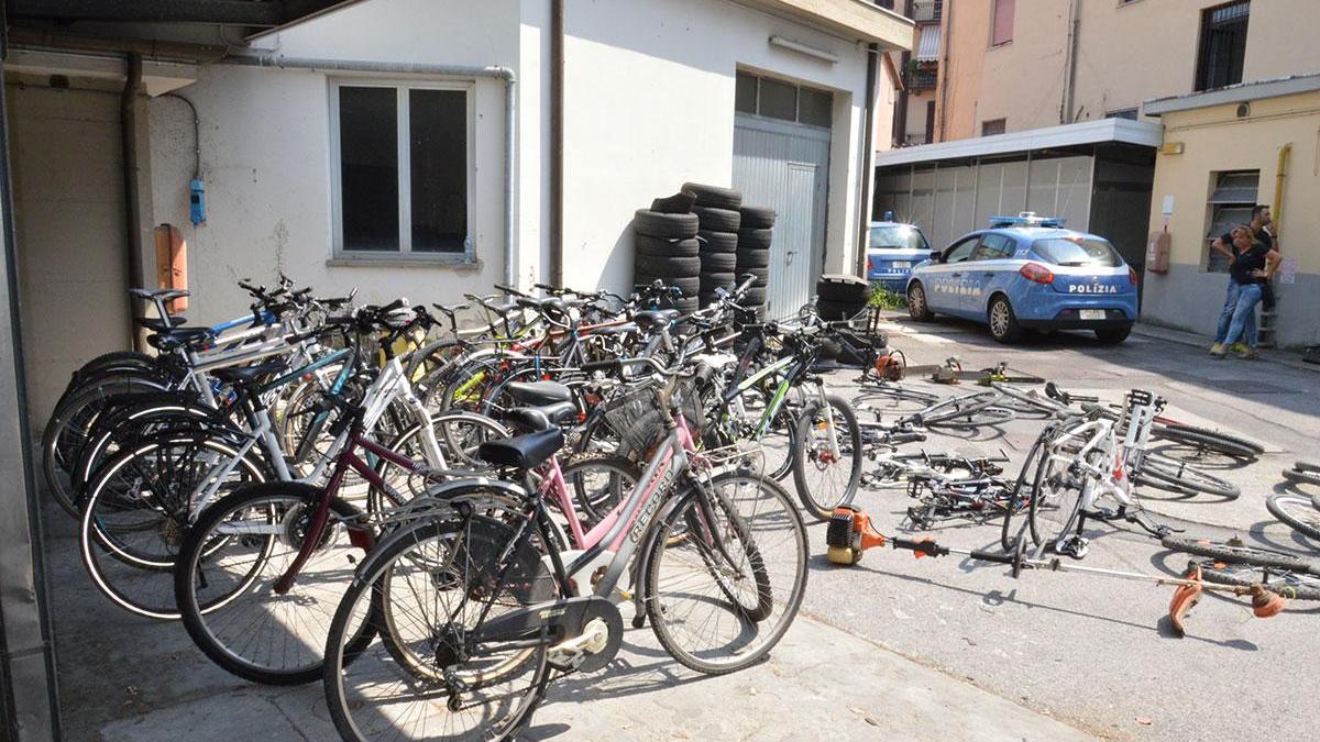 Blitz della polizia al campo rom, trovate 25 biciclette rubate