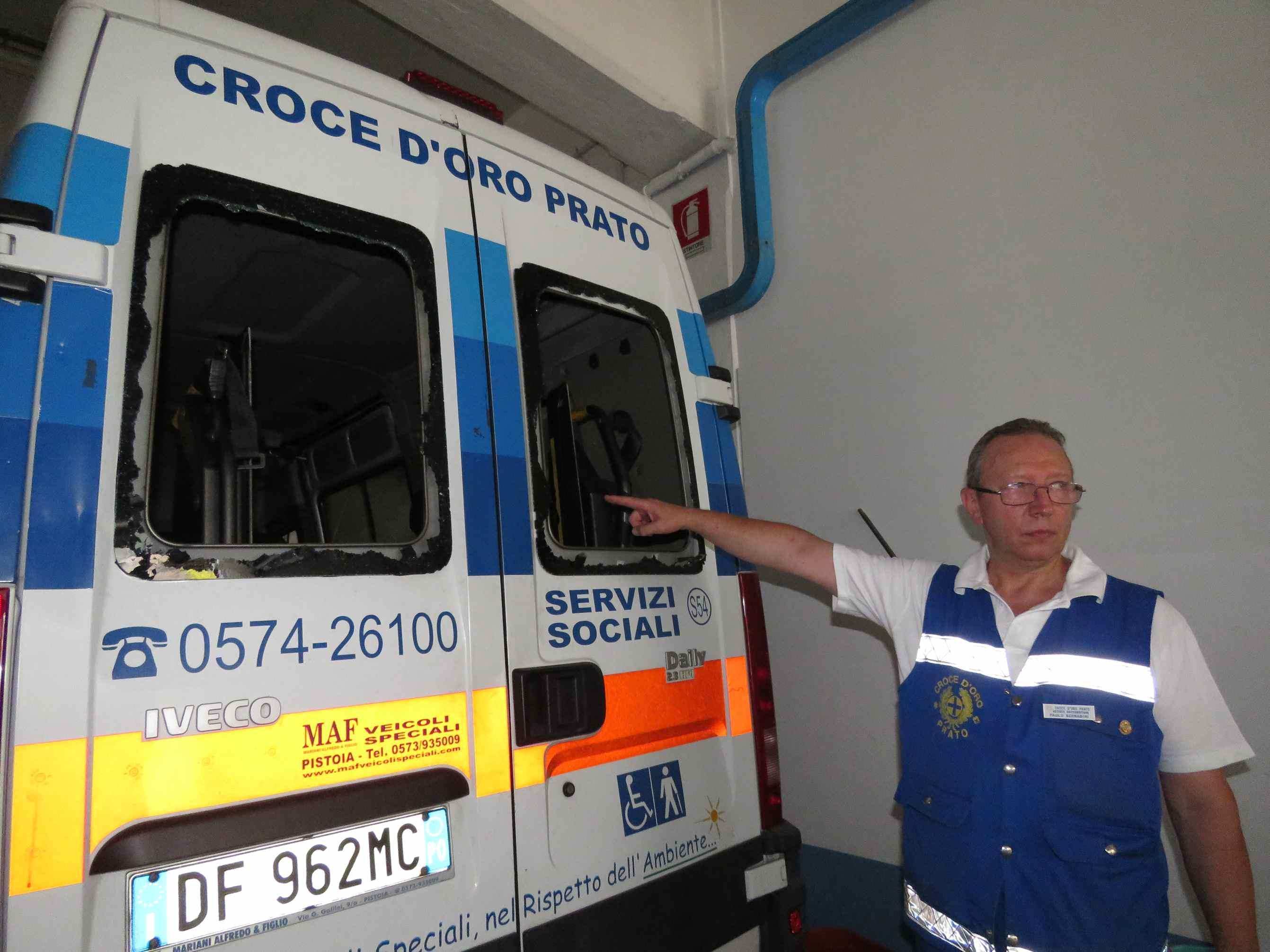 Una delle ambulanze della Croce d'Oro danneggiata