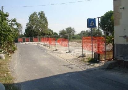 I lavori di abbattimento delle case in via Cariola