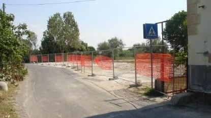 I lavori di abbattimento delle case in via Cariola