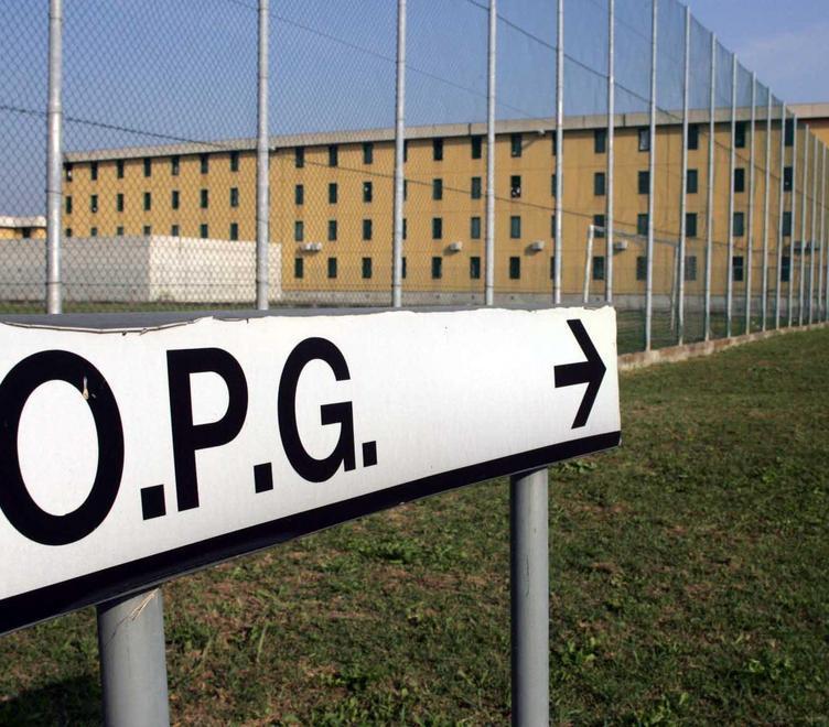 Internato dell’Opg di Reggio Emilia ferisce i genitori e sei agenti 