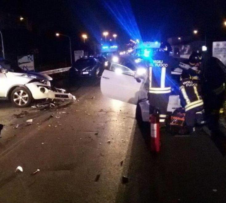 Ambulanza soccorre tre donne poi viene travolta 