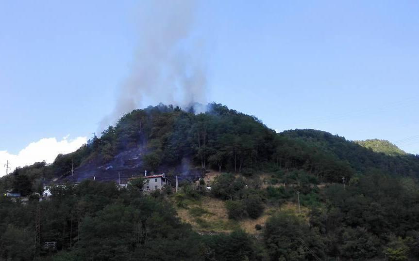 Il fuoco continua a bruciare e alla fine si mangia 3 ettari