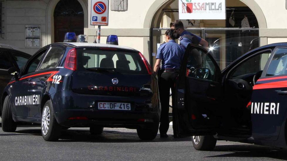 Per toglierla dal giro la minaccia la violenta e poi la rapisce 