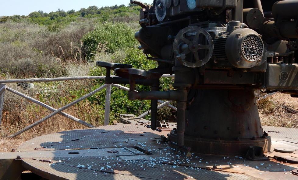 Sassate anche al cannone di Punta Falcone
