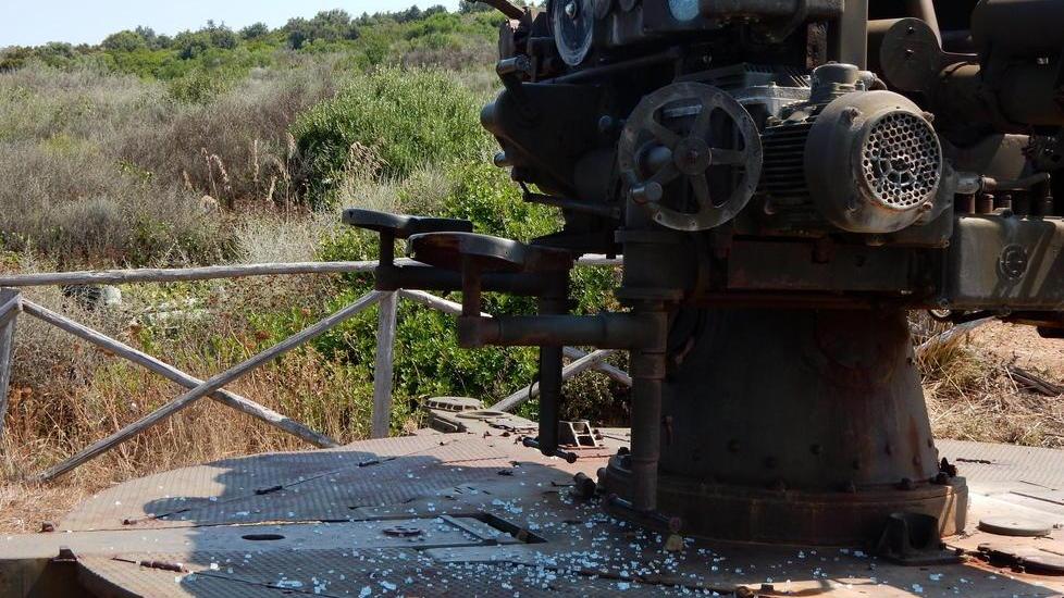 Sassate anche al cannone di Punta Falcone