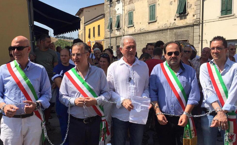 Dopo le catene, il taglio dell’erba 