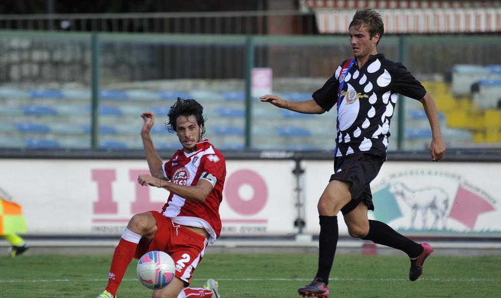 Bordo al centrocampo con la casacca rossoblù