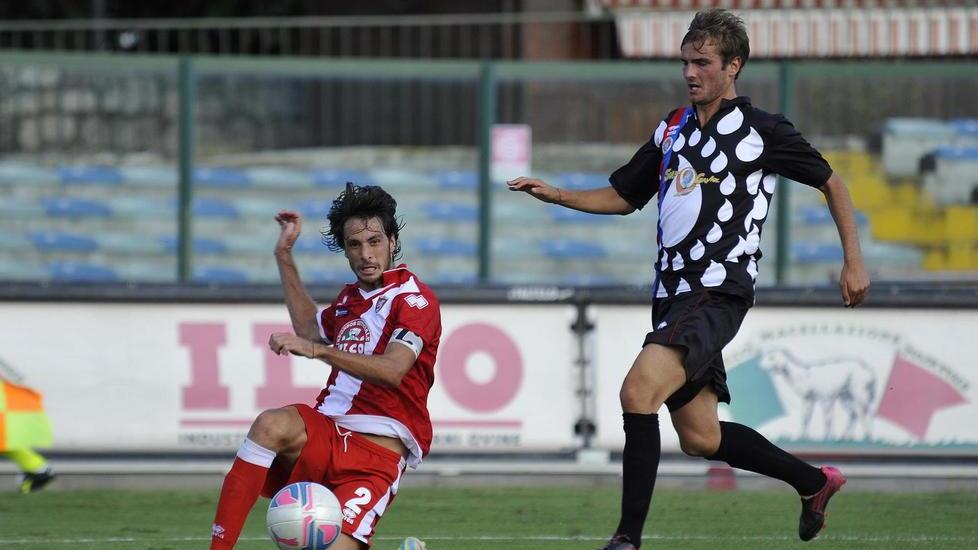 Bordo al centrocampo con la casacca rossoblù