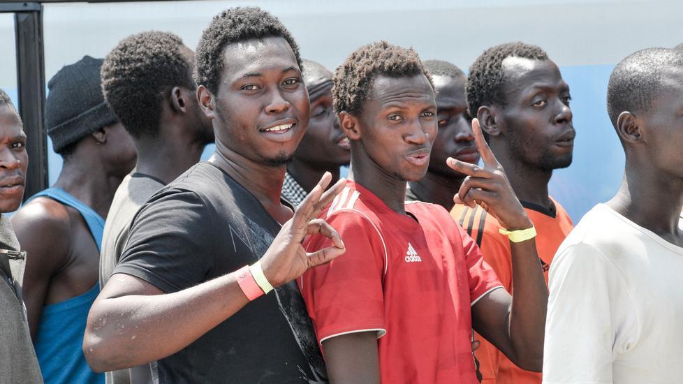 Migranti, summit dal prefetto Comuni scettici sull’accoglienza