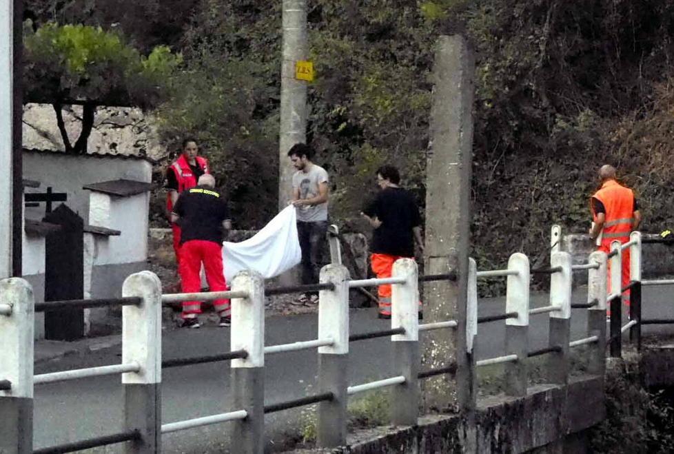 Auto in un dirupo, muore ottantenne 