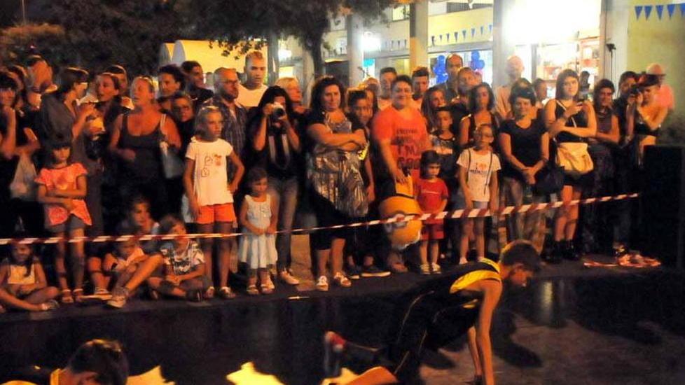 Tutti fuori, c’è la Notte Blu Marina invasa dalla folla