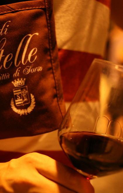 Calici di stelle con buon vino e arte 