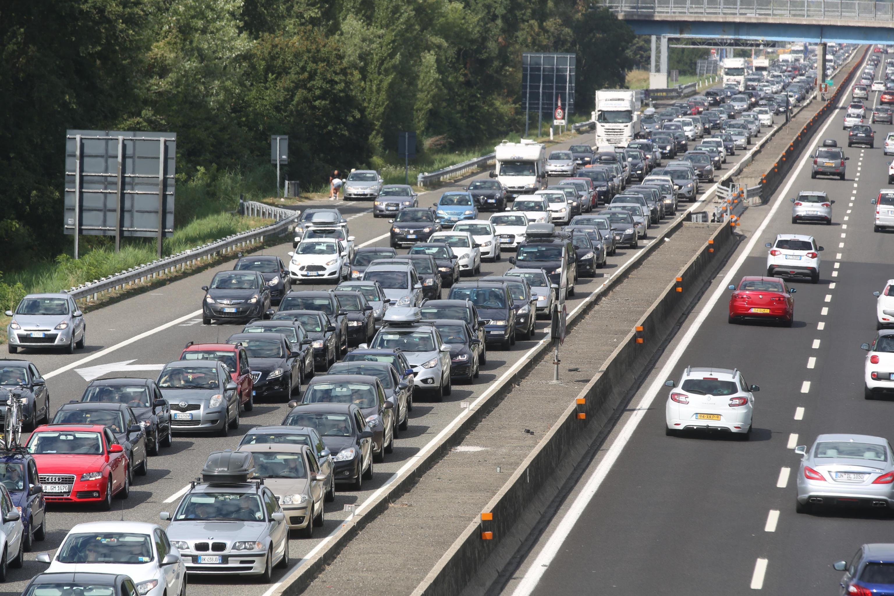 Esodo, molto traffico in autostrada a Modena. Incidente sull'A22 a Carpi 