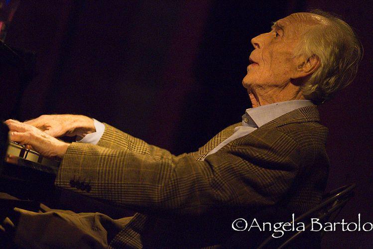 Il maestro del jazz Renato Sellani durante un concerto 