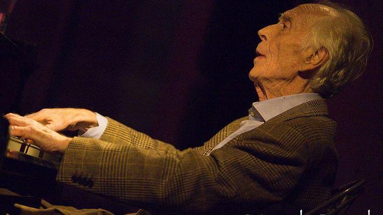 Il maestro del jazz Renato Sellani durante un concerto