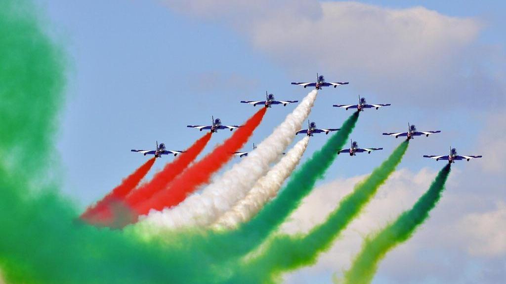 Tutti a guardare all’insù: ci sono le Frecce Tricolori