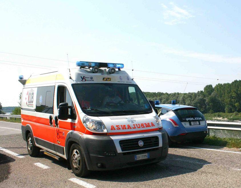 Pontelagoscuro, si tuffa nel Po e sbatte contro il fondale 