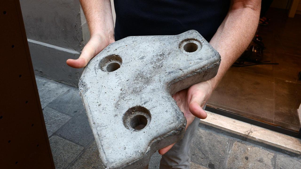 Il pezzo di cemento usato per la spaccata della vetrina