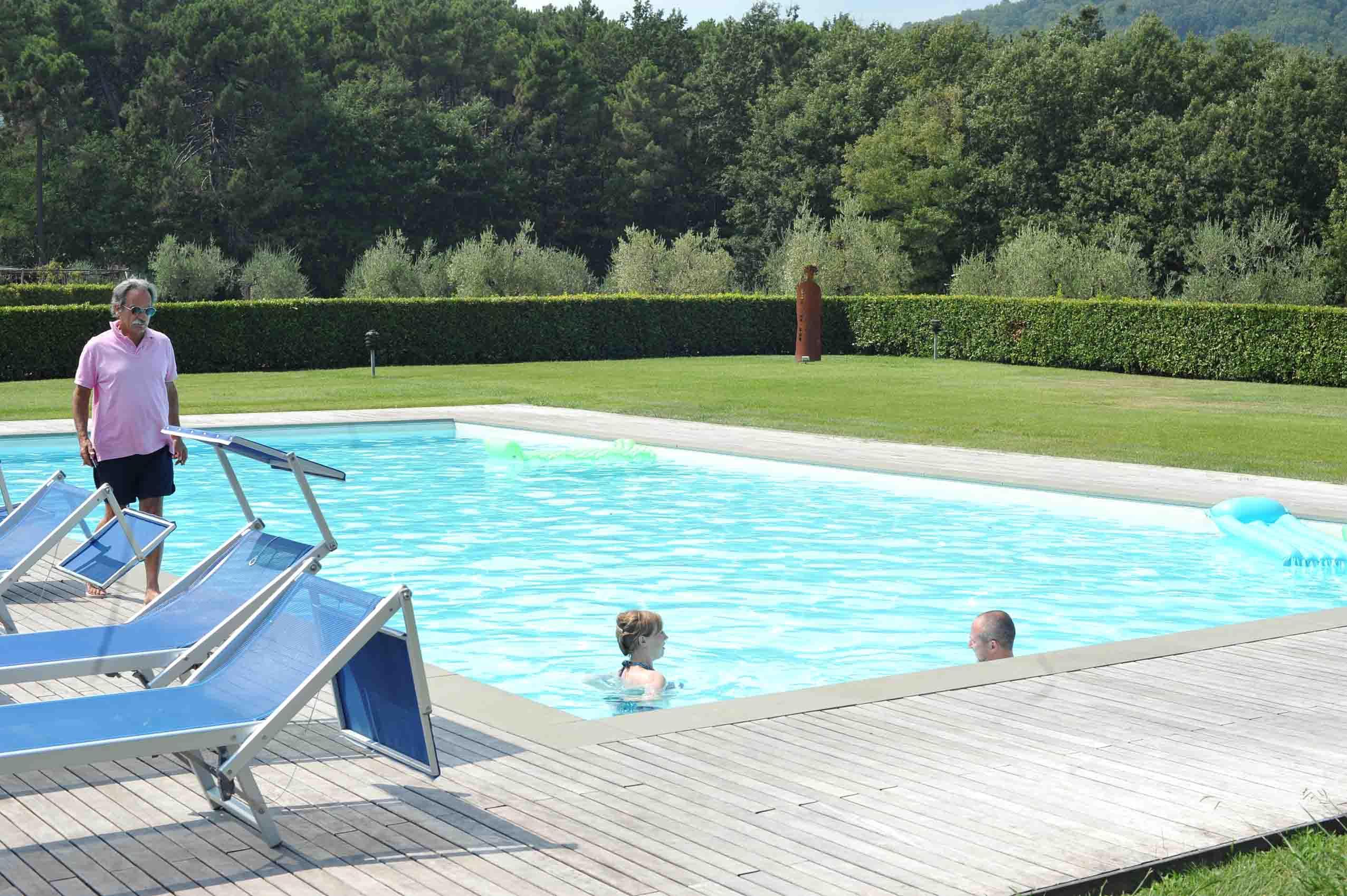 La piscina in cui è stato trovato il giovane cervo (foto Gori)