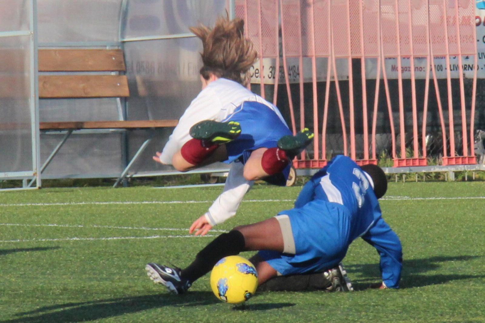 Un contrasto di gioco in una partita di calcio giovanile