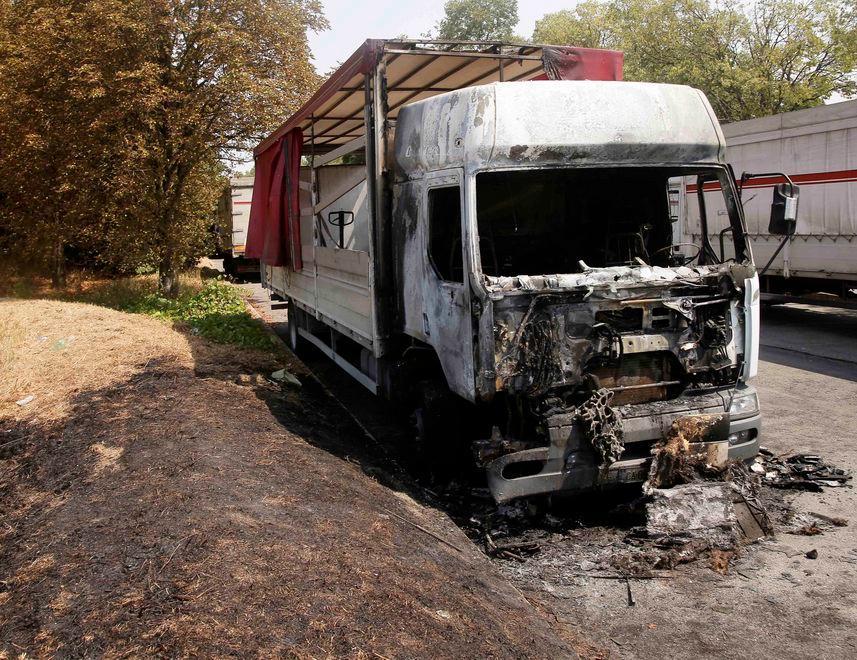 Brucia un camion davanti all’Artoni a Pieve Modolena 