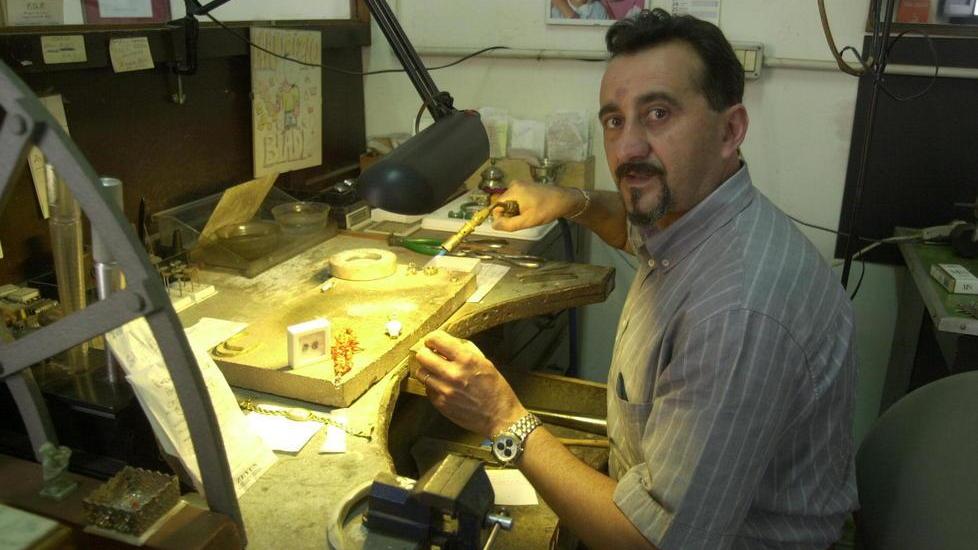 Maurizio Biadi nel suo laboratorio orafo in via Vinzaglio