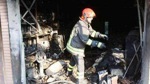 Garage in fiamme per colpa della compostiera