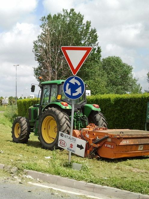 Taglio dell’erba in varie strade 