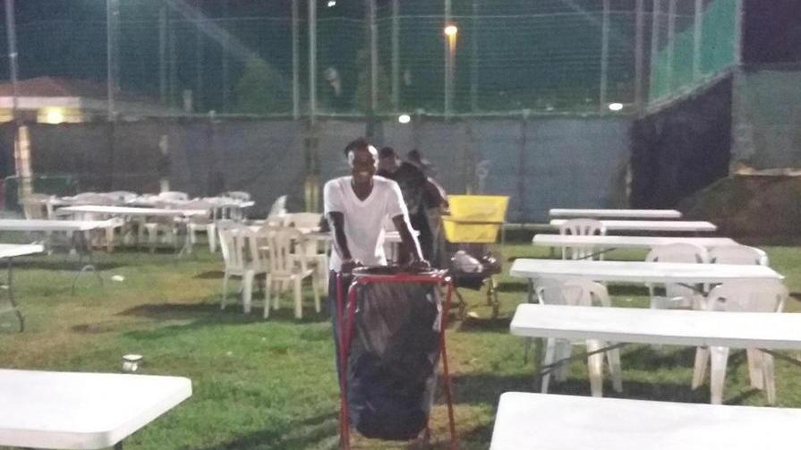 Zambra, i profughi servono ai tavoli della sagra di paese