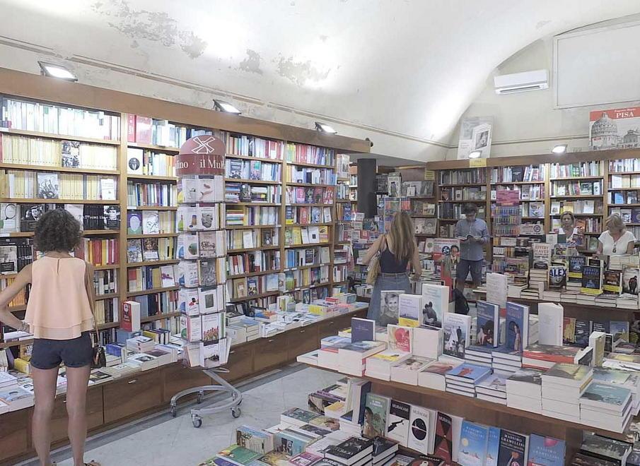 Un poker tutto in rosa salva una storica libreria 