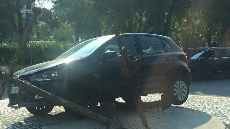Sbanda nella notte con l’auto che resta “ancorata” sul rondò