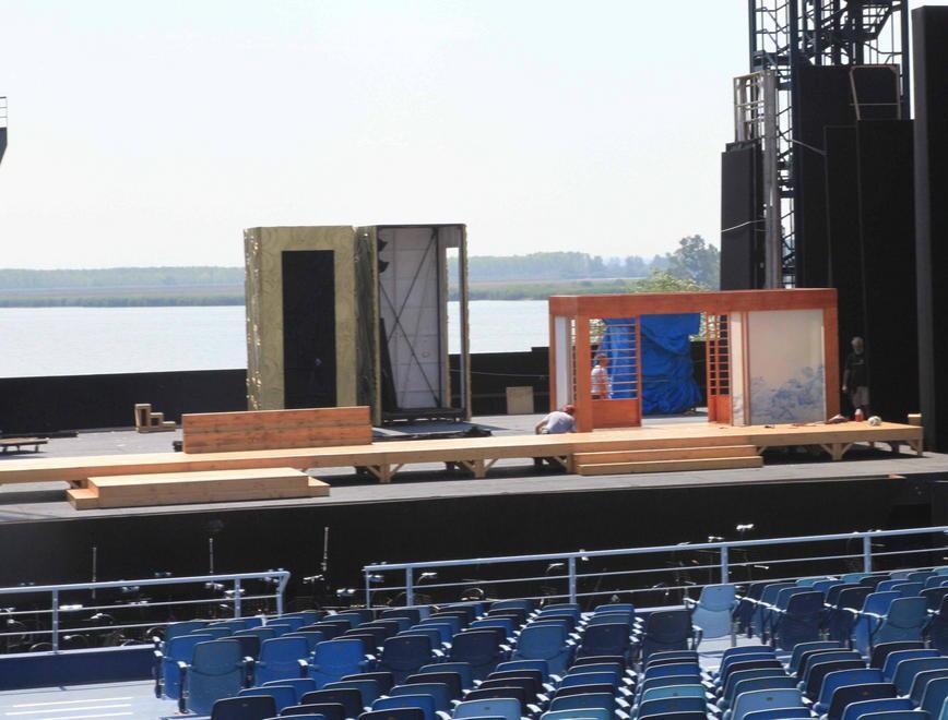 Crollo sul palco Ferito un tenore 