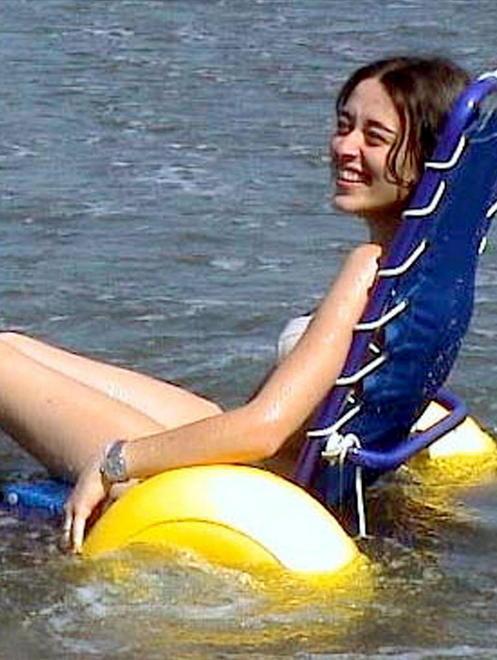 Due sedie a rotelle per consentire l’accesso al mare