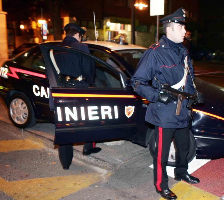 Rissa a colpi di bottiglia un ferito e un denunciato 