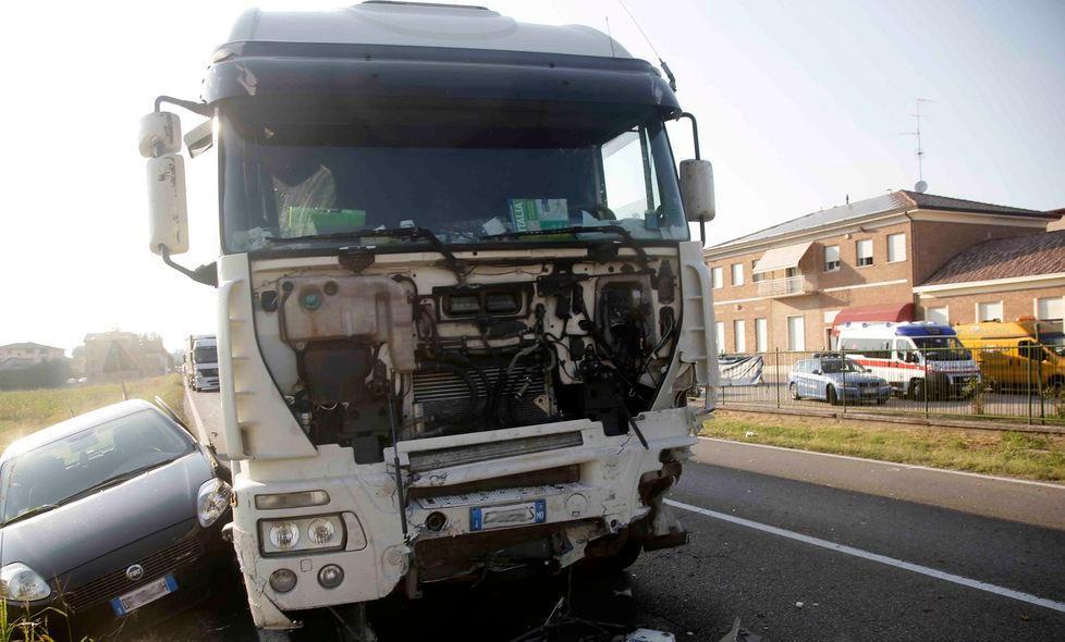 Il tir andava ai 60 all’ora: accertamenti ora sui freni 