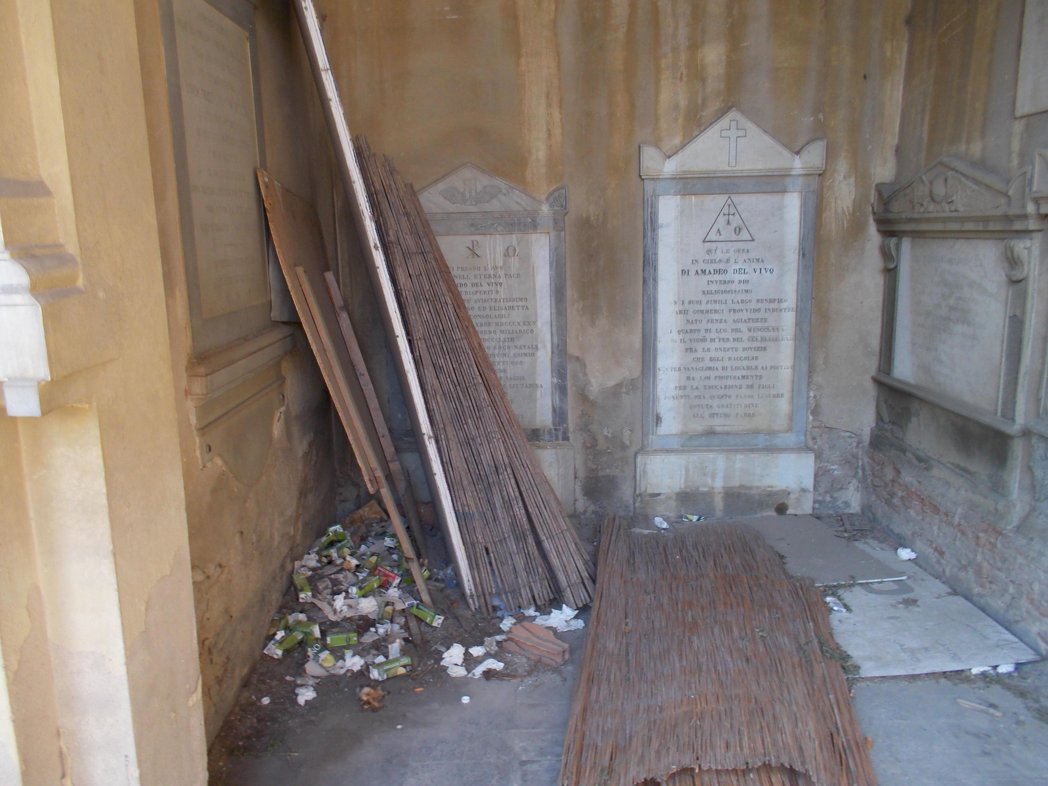 Lo sporco nella cappella del cimitero comunale