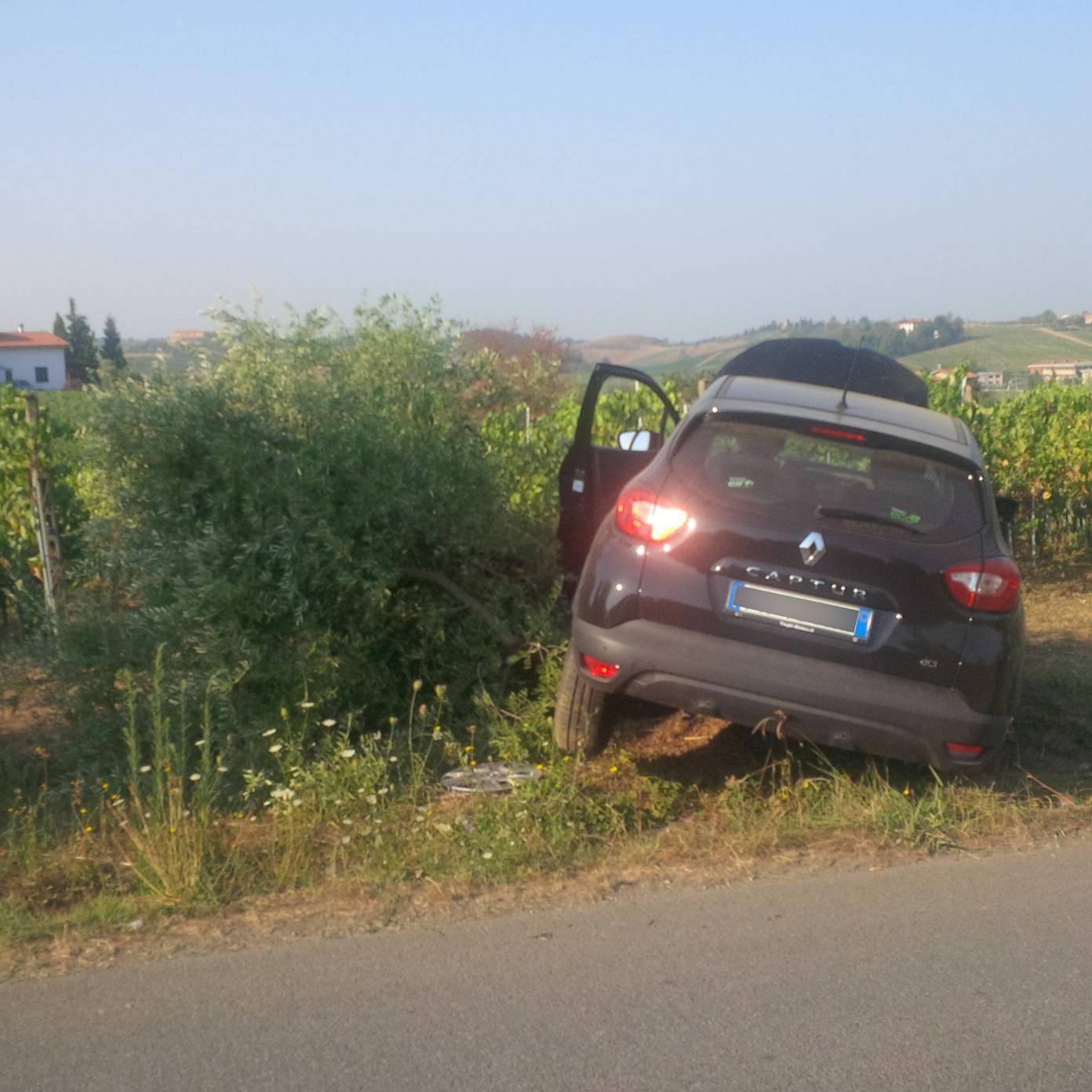 L'auto finita fuori strada a Lazzeretto