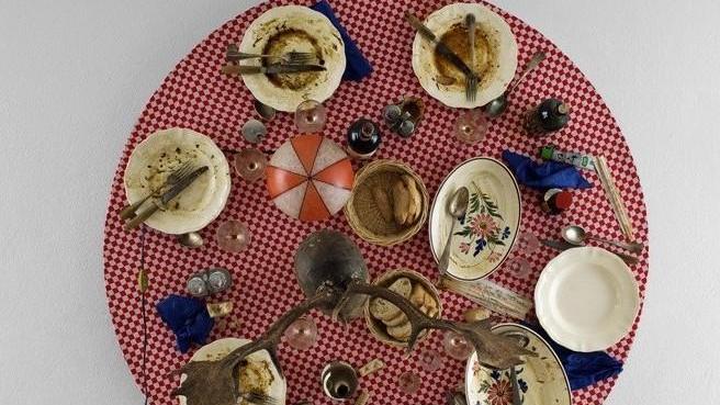 A Modena Eat Art di Spoerri: la tavola dopo il pranzo è un’opera d’arte