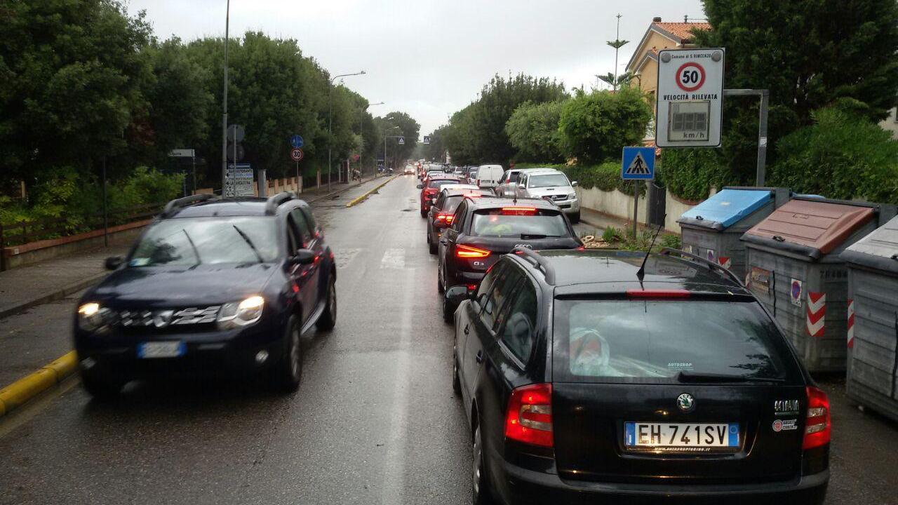 Le auto in coda in direzione del centro urbano di San Vincenzo (foto Paolo Barlettani)