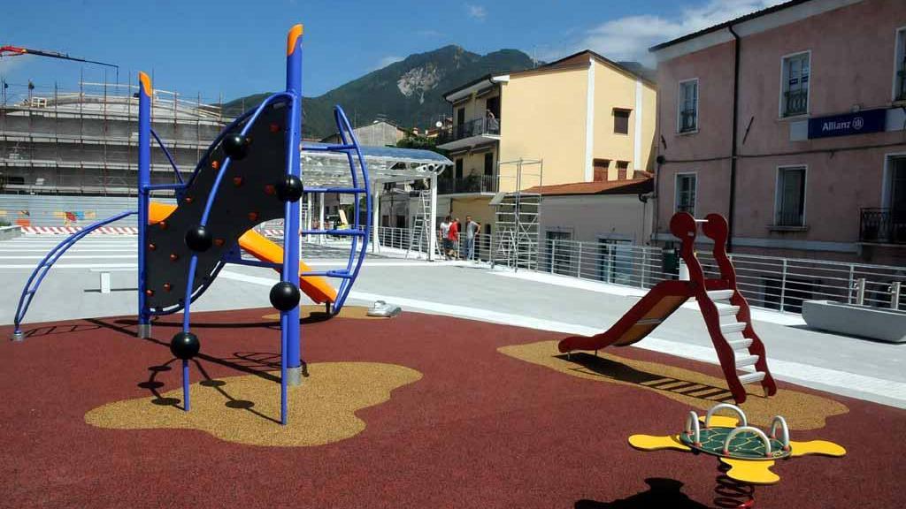 Massa, tanti giochi nella nuova piazza, ma non per i disabili