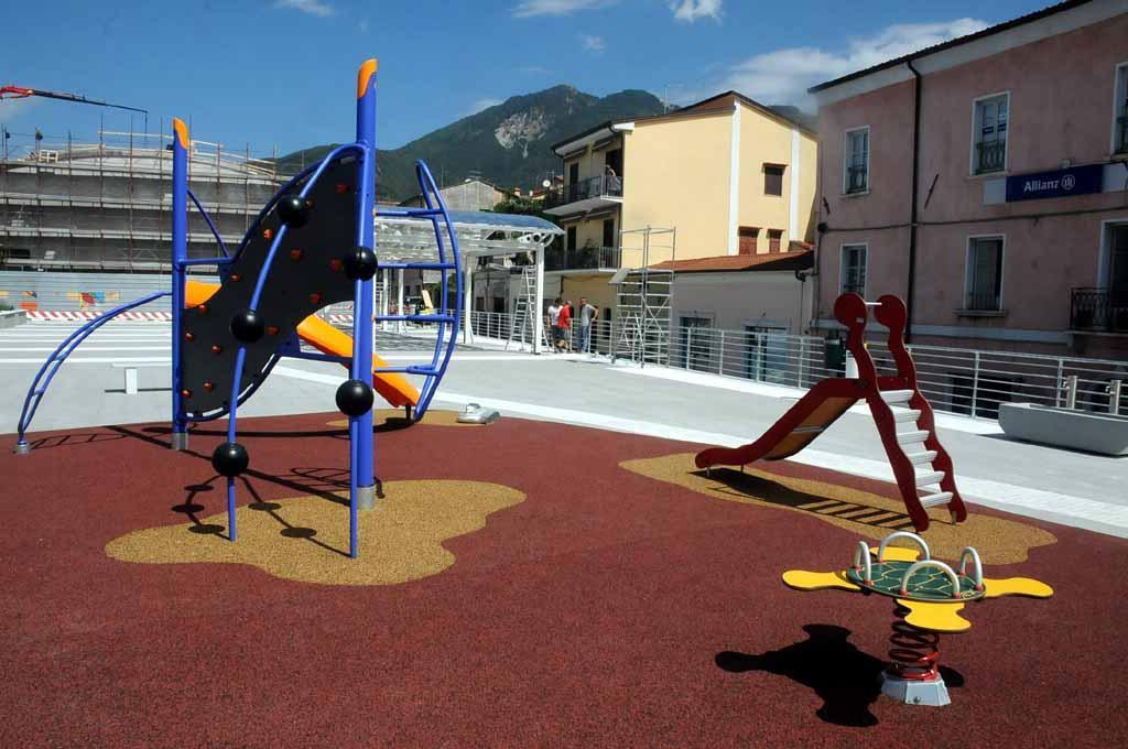 Massa, tanti giochi nella nuova piazza, ma non per i disabili