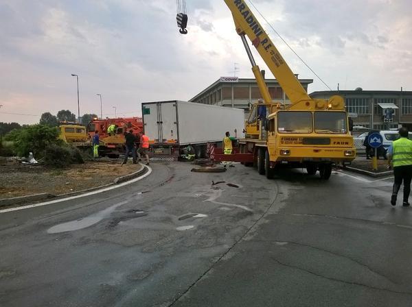 Masone: camion sbanda e sfonda un muretto: bloccata la via Emilia