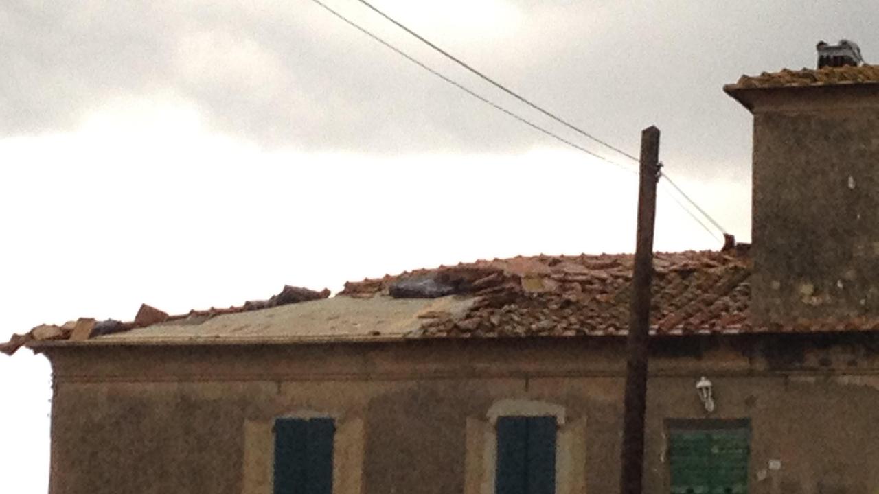 Maltempo, tromba d'aria scoperchia tetti a Valtriano di Fauglia