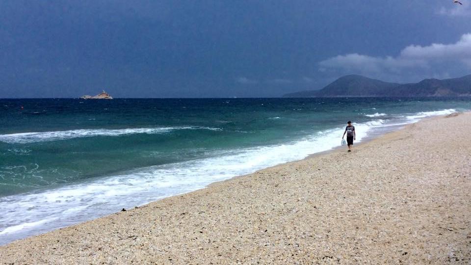 La spiaggia delle Ghiaie vuota durante la pioggia (foto di Gio' Di Stefano)